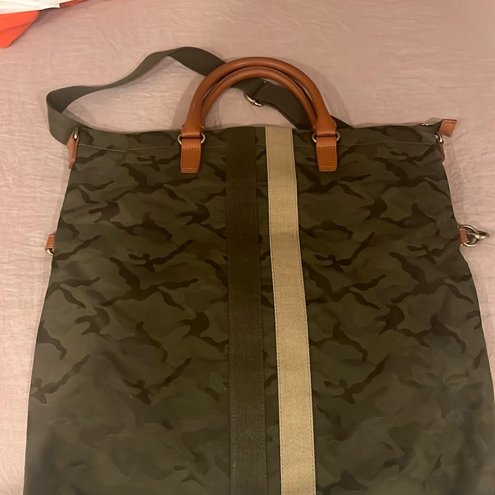 Mark & graham large cross body on camouflage